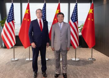 KUALA LUMPUR, Oct. 26, 2025  -- Chinese Vice Premier He Lifeng, also a member of the Political Bureau of the Communist Party of China Central Committee, poses for a photo with U.S. Treasury Secretary Scott Bessent prior to their talks in Kuala Lumpur, MalEuropa Press/Contacto/Bai Xueqi