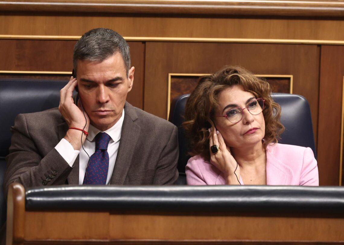 El presidente del Gobierno, Pedro Sánchez, y la vicepresidenta primera y ministra de Hacienda, María Jesús Montero, durante una sesión de control al Gobierno, en el Congreso Eduardo Parra - Europa Press