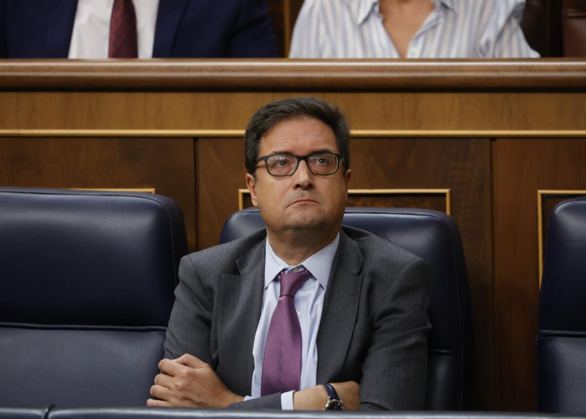 Archivo - El ministro para la Transformación Digital, Óscar López, durante una sesión de sesión de control al Gobierno, en el Congreso de los Diputados, a 18 de septiembre de 2024, en Madrid (España). Jesús Hellín - Europa Press - Archivo