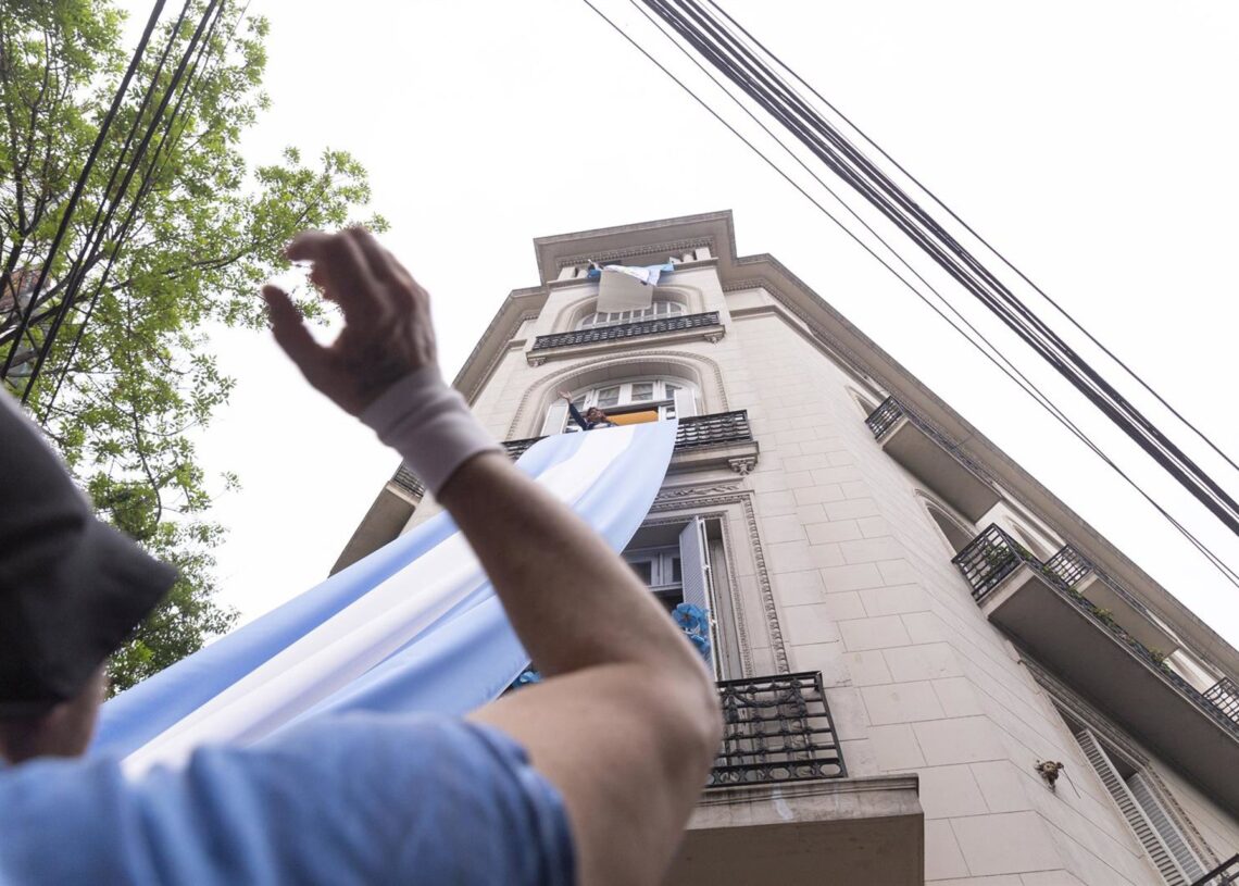 Manifestantes se concentran en el domicilio de Cristina Kirchner Europa Press/Contacto/Virginia Chaile