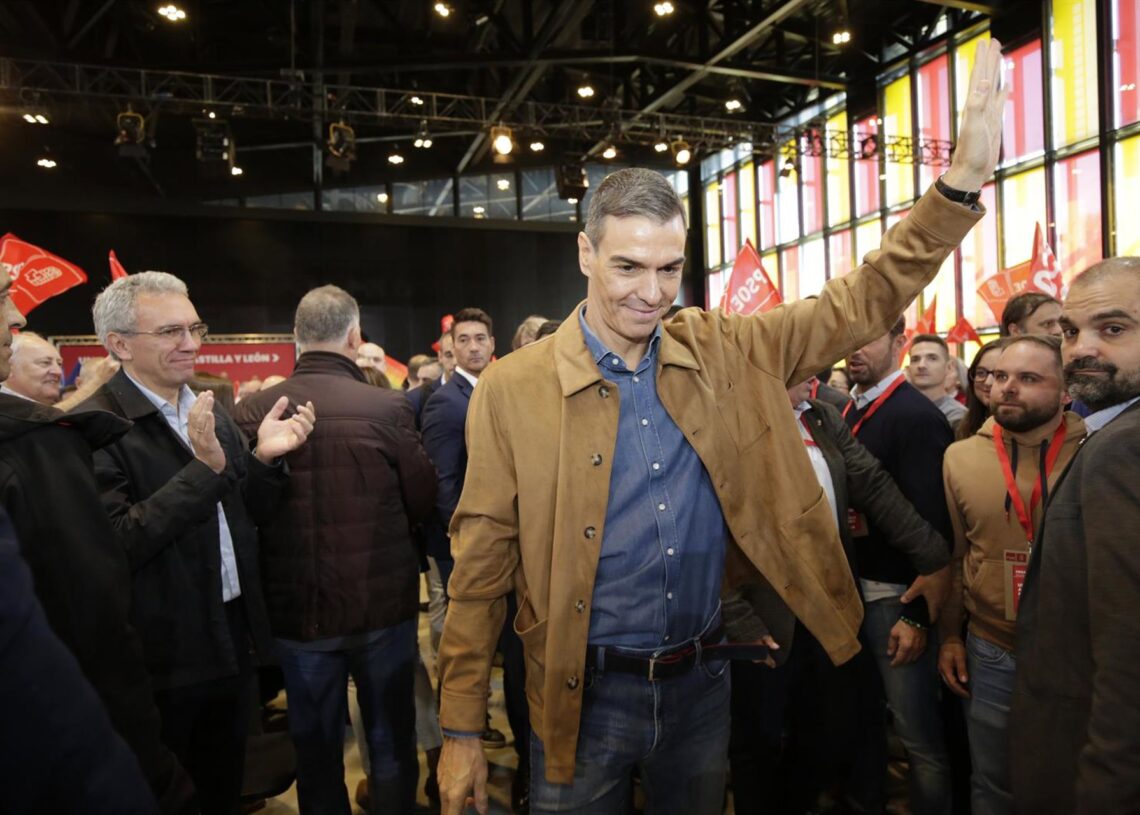 El secretario general del PSOE y presidente del Gobierno, Pedro Sánchez, durante el cierre de las jornadas ‘Atrévete a construir el futuro. Los Fondos Next Generation, motor de crecimiento en Castilla y León’, en el Palacio de Exposiciones de León, a 26 dFernando Otero - Europa Press