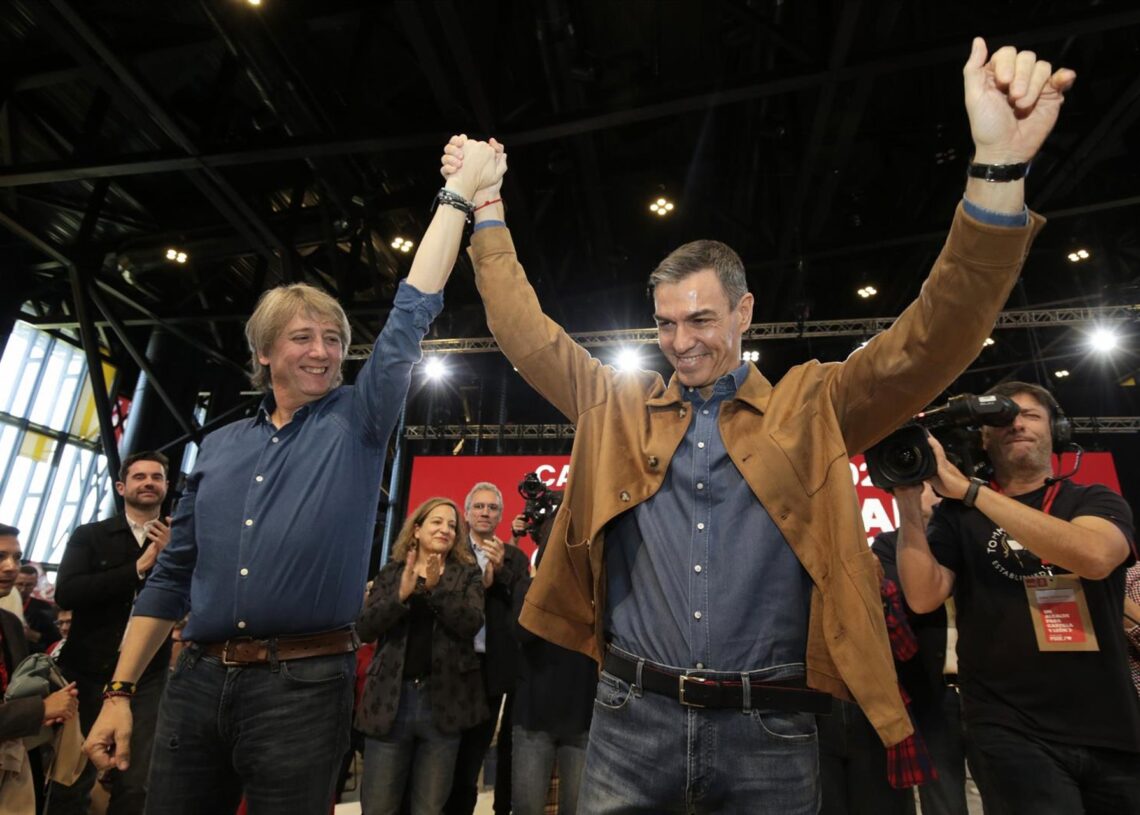 El secretario general del PSOE de Castilla y León y candidato a la Presidencia de la Junta, Carlos Martínez y el secretario general del PSOE y presidente del Gobierno, Pedro Sánchez, durante el acto celebrado en León.Fernando Otero - Europa Press