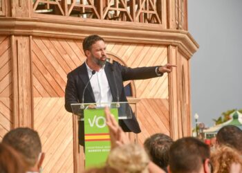 Archivo - El presidente de Vox, Santiago Abascal, interviene durante una concentración en Arrecife, Lanzarote (España), a 5 de diciembre de 2020. Enrique de Rada - Archivo