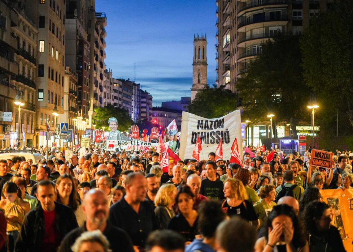 Cientos de personas con pancartas piden la dimisión de Mazón, durante una manifestación para  reclamar la dimisión del president de la Generalitat, Carlos Mazón, por su gestión de la dana, a 25 de octubre de 2025, en ValènciaJorge Gil - Europa Press