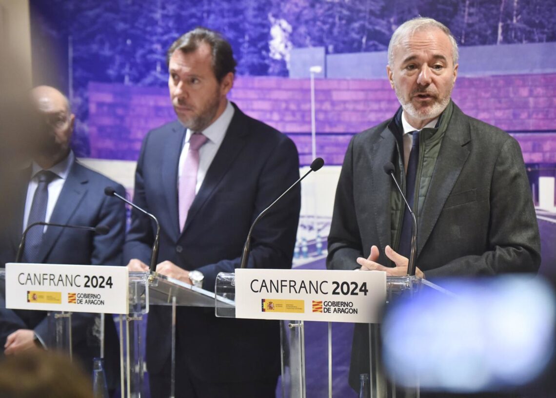 Archivo - El ministro de Transportes y Movilidad Sostenible, Óscar Puente, y el presidente de Aragón, Jorge Azcón, en el Centro de Control de Carreteras de Canfranc, a 25 de octubre de 2024, en Canfranc, Huesca, Aragón.Verónica Lacasa - Europa Press - Archivo