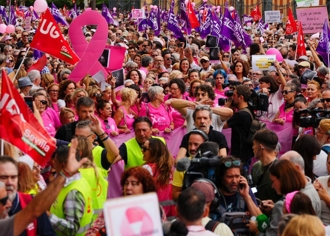 Imágenes de la concentración convocada por la asociación (Amama). A 26 de octubre de 2025 en Sevilla, Andalucía (España). Francisco J. Olmo - Europa Press