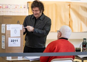 El presidente de Argentina, Javier Milei, deposita su voto para las elecciones legislativas parcialesEuropa Press/Contacto/Delfina Corbera Pi