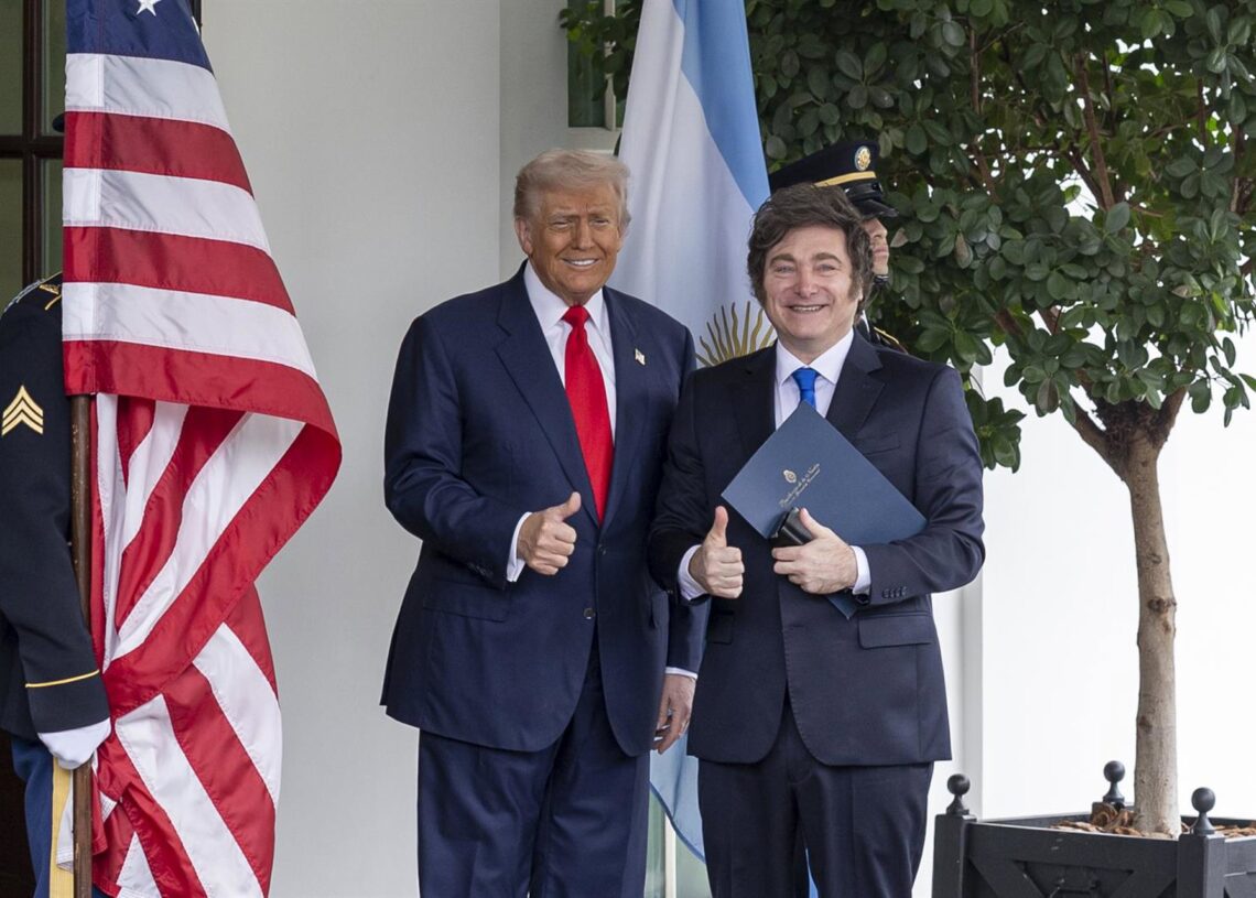 Archivo - El presidente de Estados Unidos, Donald Trump, recibe en la Casa Blanca al de Argentina, Javier MileiEuropa Press/Contacto/Mehmet Eser