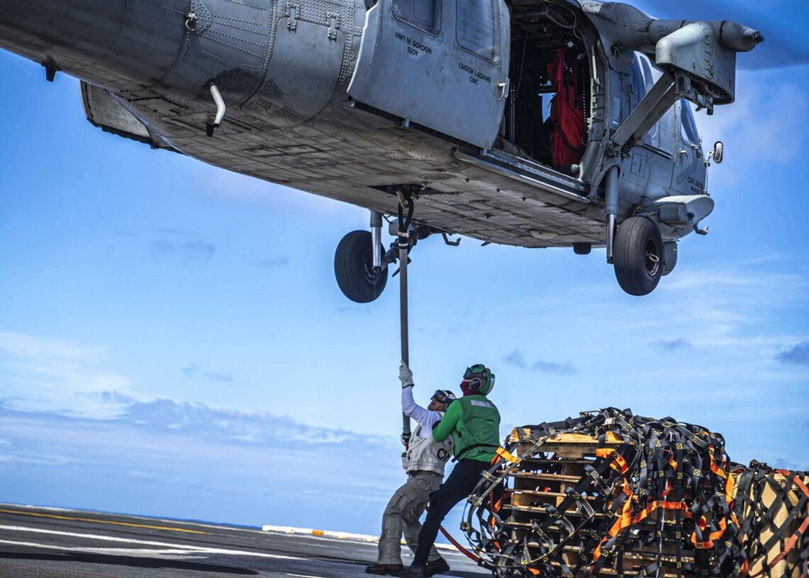 Archivo - Colocación de carga en un helicóptero 'MH-60S Sea Hawk' a bordo del portaaeronaves de Estados Unidos 'USS Nimitz' en el océano Pacífico (archivo)Europa Press/Contacto/U.S. Navy - Archivo