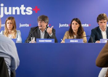 Archivo - El líder de Junts, Carles Puigdemont, junto a los miembros de la ejecutiva del partido Jeanine Abella, Mònica Sales y Salvador VergèsGlòria Sánchez - Europa Press - Archivo