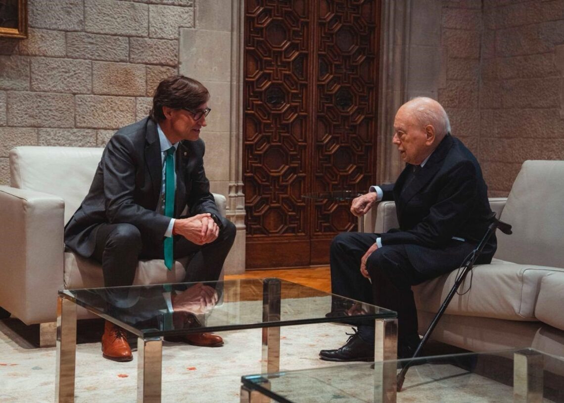 Archivo - El presidente de la Generalitat de Catalunya, Salvador Illa (izq), y el expresidente de la Generalitat de Catalunya, Jordi Pujol (dcha)GOVERN DE LA GENERALITAT - Archivo