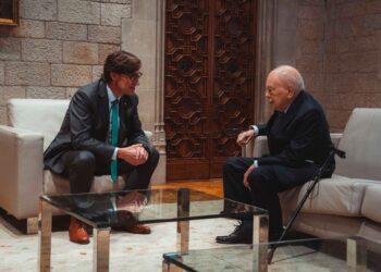 Archivo - El presidente de la Generalitat de Catalunya, Salvador Illa (izq), y el expresidente de la Generalitat de Catalunya, Jordi Pujol (dcha)GOVERN DE LA GENERALITAT - Archivo