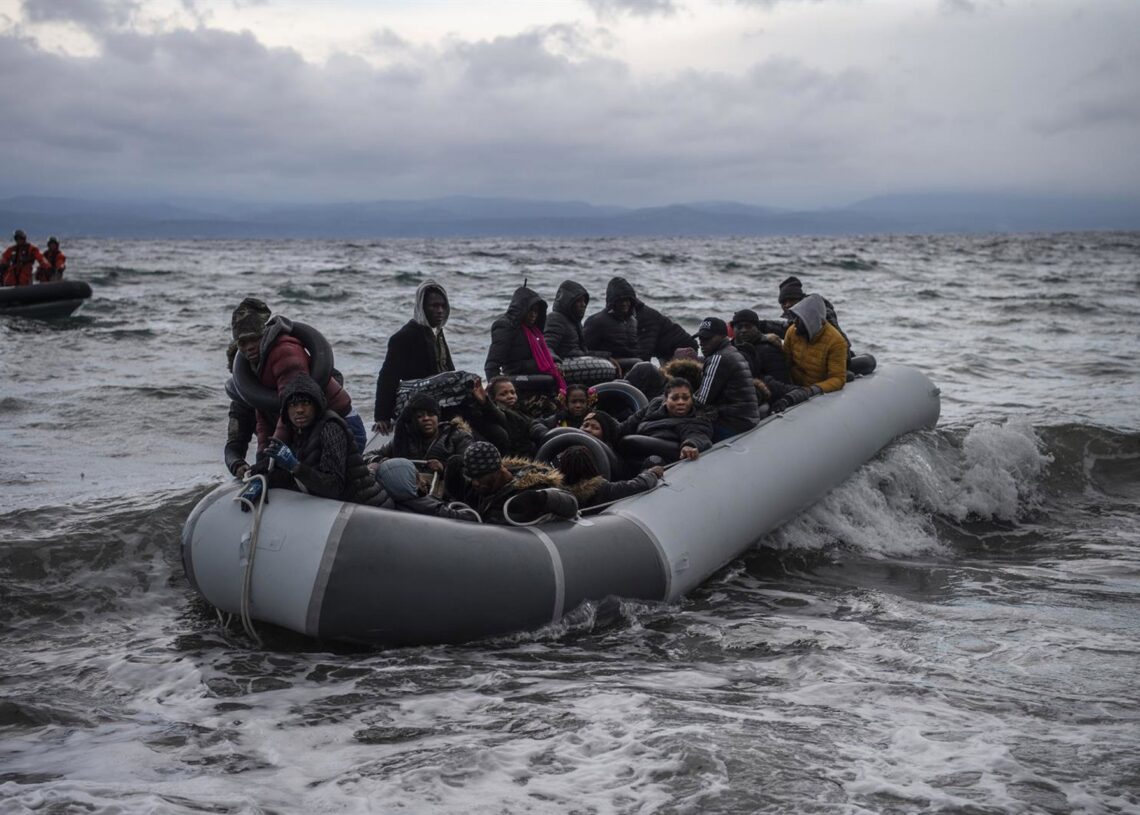 Archivo - Una embarcación con migrantes a su llegada a Skala Sikamineas, en Lesbos, Grecia (archivo)Angelos Tzortzinis/dpa - Archivo