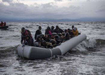 Archivo - Una embarcación con migrantes a su llegada a Skala Sikamineas, en Lesbos, Grecia (archivo)Angelos Tzortzinis/dpa - Archivo