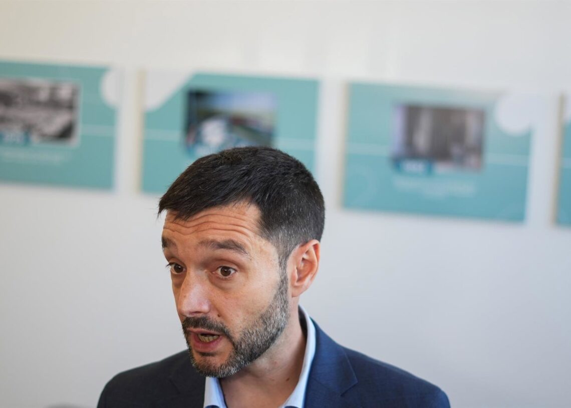 El ministro de Derechos Sociales, Consumo y Agenda 2030, Pablo Bustinduy, atiende a los medios de comunicación, a 24 de octubre de 2025, en Sedaví, Valencia, Comunidad Valenciana (España).Jorge Gil - Europa Press