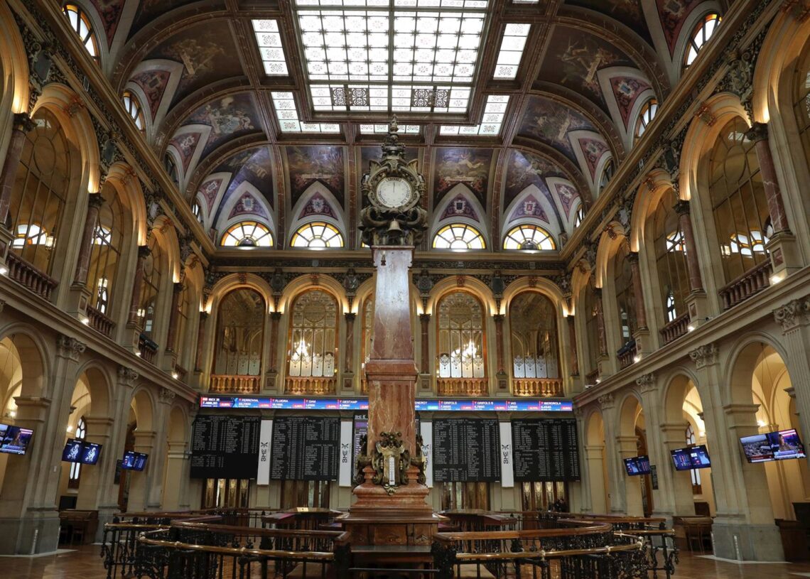 Archivo - Vista de varios paneles del Ibex 35 en el Palacio de la Bolsa, a 21 de octubre de 2022, en Madrid (España).Marta Fernández Jara - Europa Press - Archivo