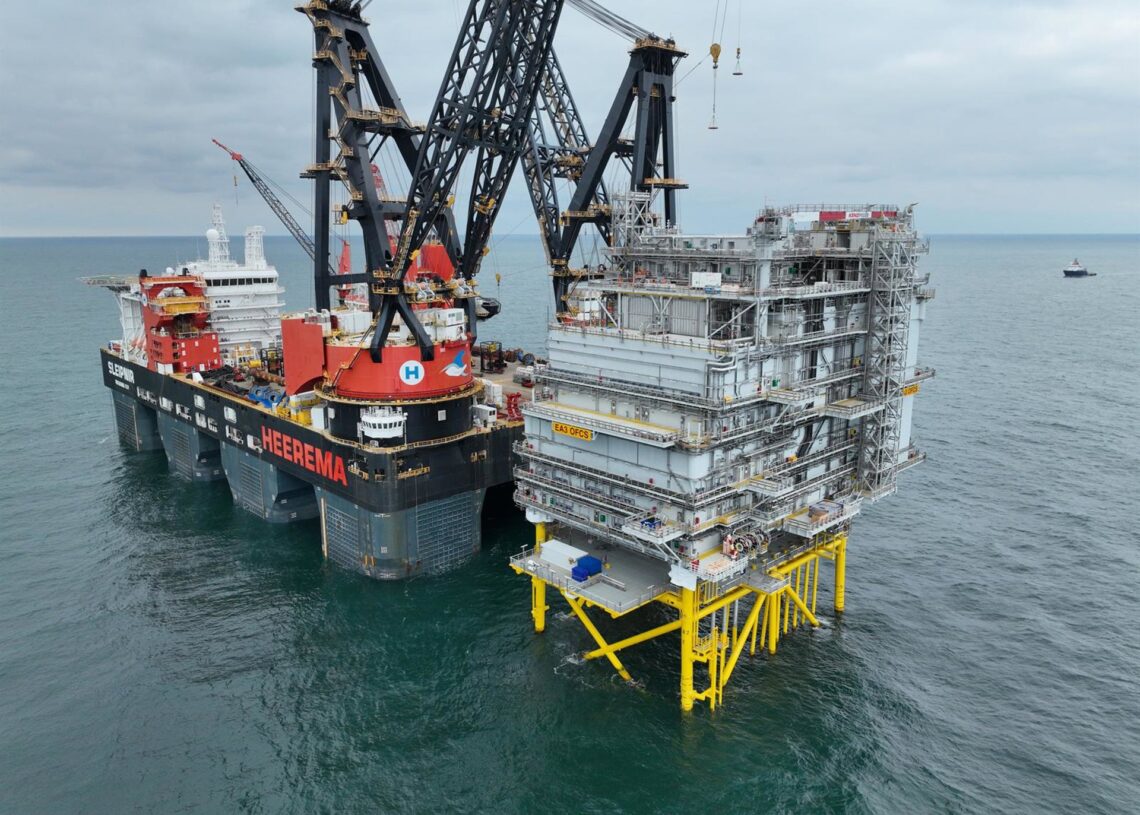 Iberdrola instala la estación convertidora de su 'megaparque' eólico marino 'East Anglia 3'IBERDROLA