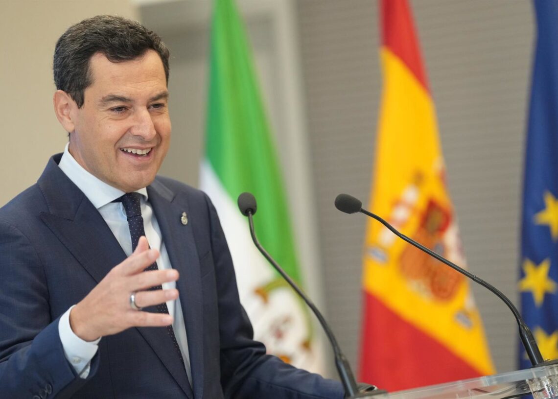 El presidente de la Junta de Andalucía, Juanma Moreno, durante su intervención en un acto de la UAL.JUNTA DE ANDALUCÍA