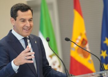 El presidente de la Junta de Andalucía, Juanma Moreno, durante su intervención en un acto de la UAL.JUNTA DE ANDALUCÍA