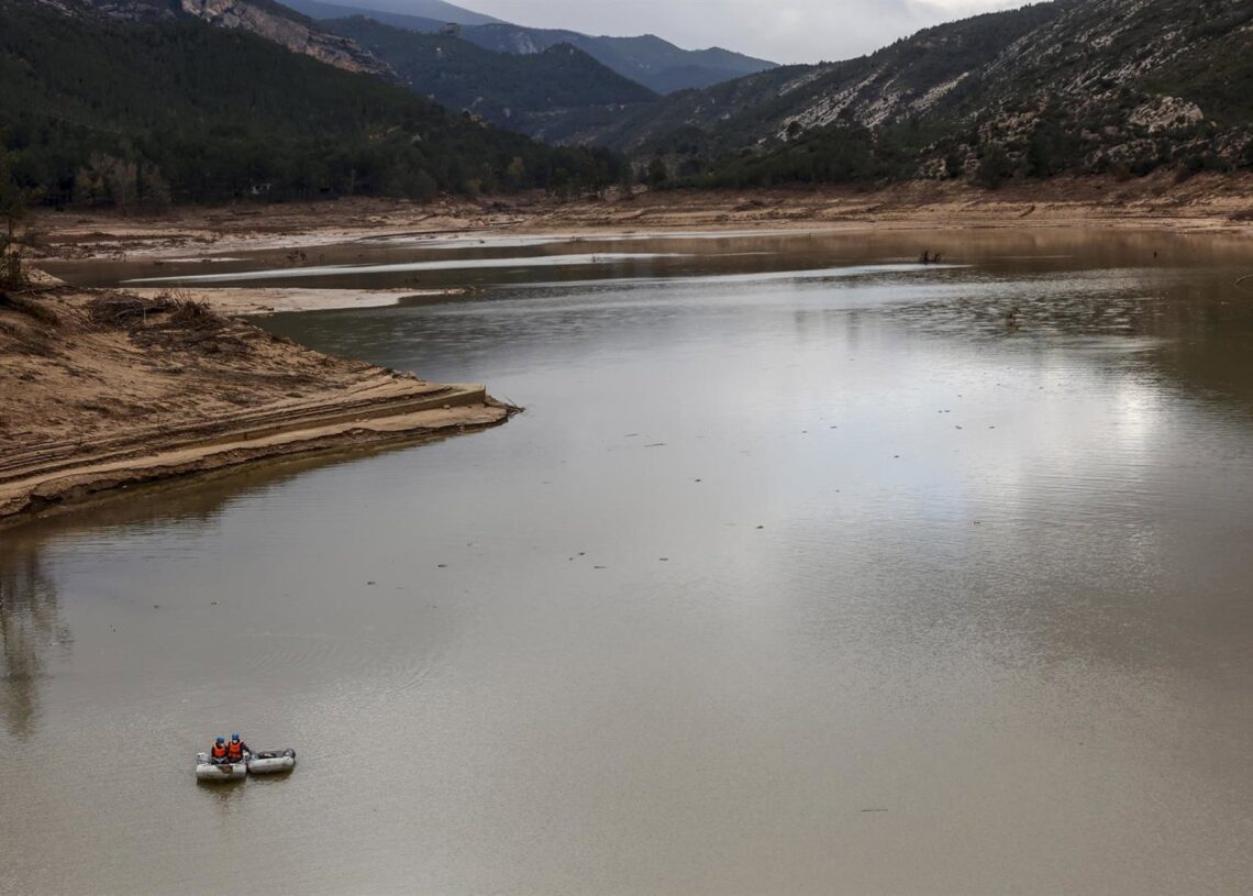 Archivo - Una lancha trabaja para limpiar el agua tras el efecto de la DANA en la presa de Buseo, a 11 de diciembre de 2024, en CheraRober Solsona - Europa Press - Archivo