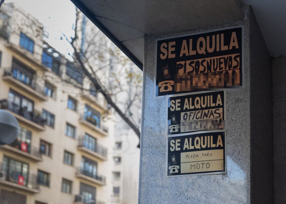 Archivo - Carteles de 'Se alquila' pegados en un edificio.Eduardo Parra - Europa Press - Archivo