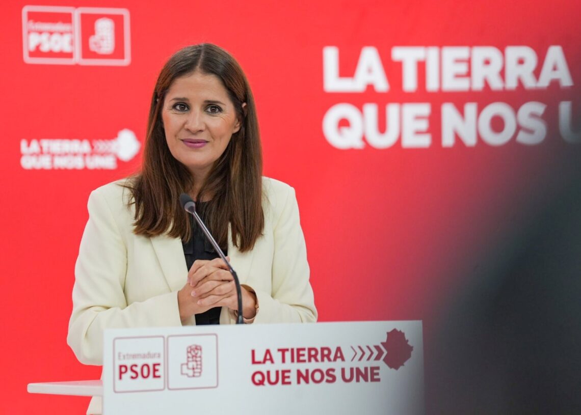La portavoz del PSOE de Extremadura, Isabel Gil Rosiña, en una rueda de prensa en Mérida.PSOE EXTREMADURA
