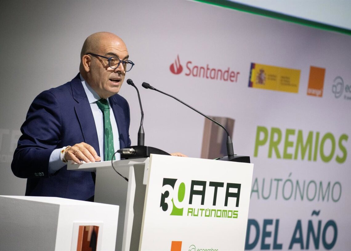 El presidente de ATA, Lorenzo Amor, interviene durante la gala de los XXIV Premios Autónomo del Año, este lunes en Madrid.Fernando Sánchez - Europa Press