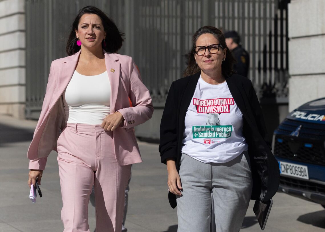 La vicepresidenta tercera del Congreso y diputada de Sumar por Cádiz, Esther Gil de Reboleño, y la representante de Verdes Equo en Sumar, Mar González, durante una rueda de prensa en el Congreso, a 27 de octubre de 2025, en Madrid (España).Eduardo Parra - Europa Press