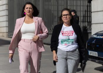 La vicepresidenta tercera del Congreso y diputada de Sumar por Cádiz, Esther Gil de Reboleño, y la representante de Verdes Equo en Sumar, Mar González, durante una rueda de prensa en el Congreso, a 27 de octubre de 2025, en Madrid (España).Eduardo Parra - Europa Press