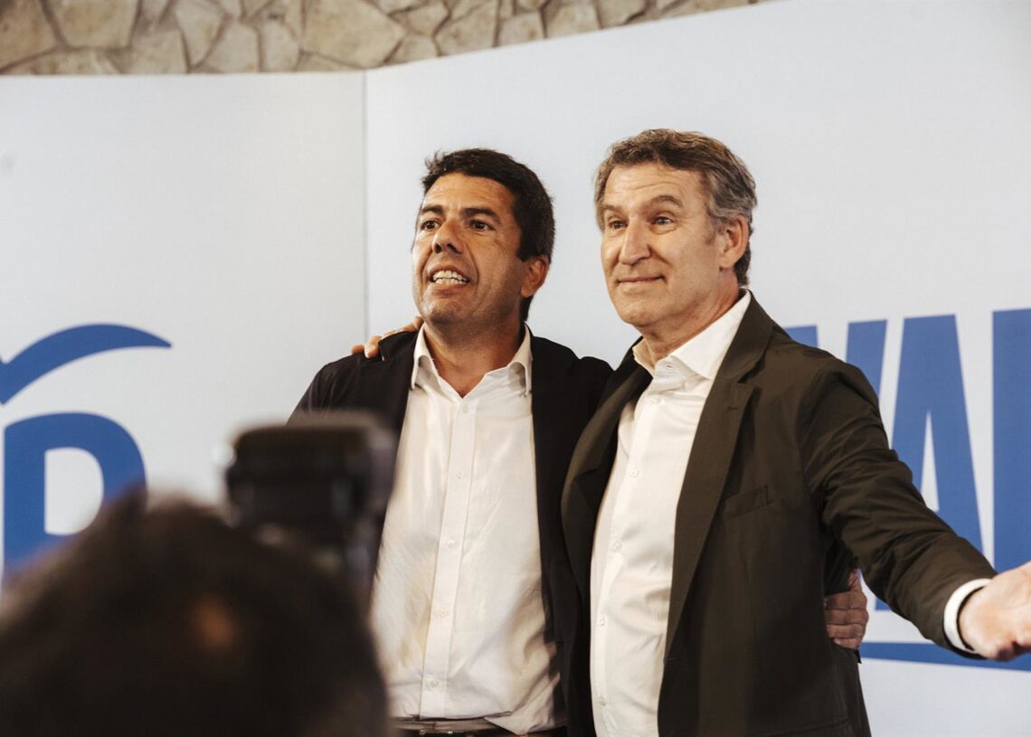Archivo - El presidente del PP, Alberto Núñez Feijóo, y el presidente del PPCV y de la Generalitat valenciana, Carlos Mazón, participan en un acto con la militancia, en el Restaurante Juan XXIII, a 10 de junio de 2025, en Alicante, Comunidad Valenciana (ERoberto Plaza - Europa Press - Archivo