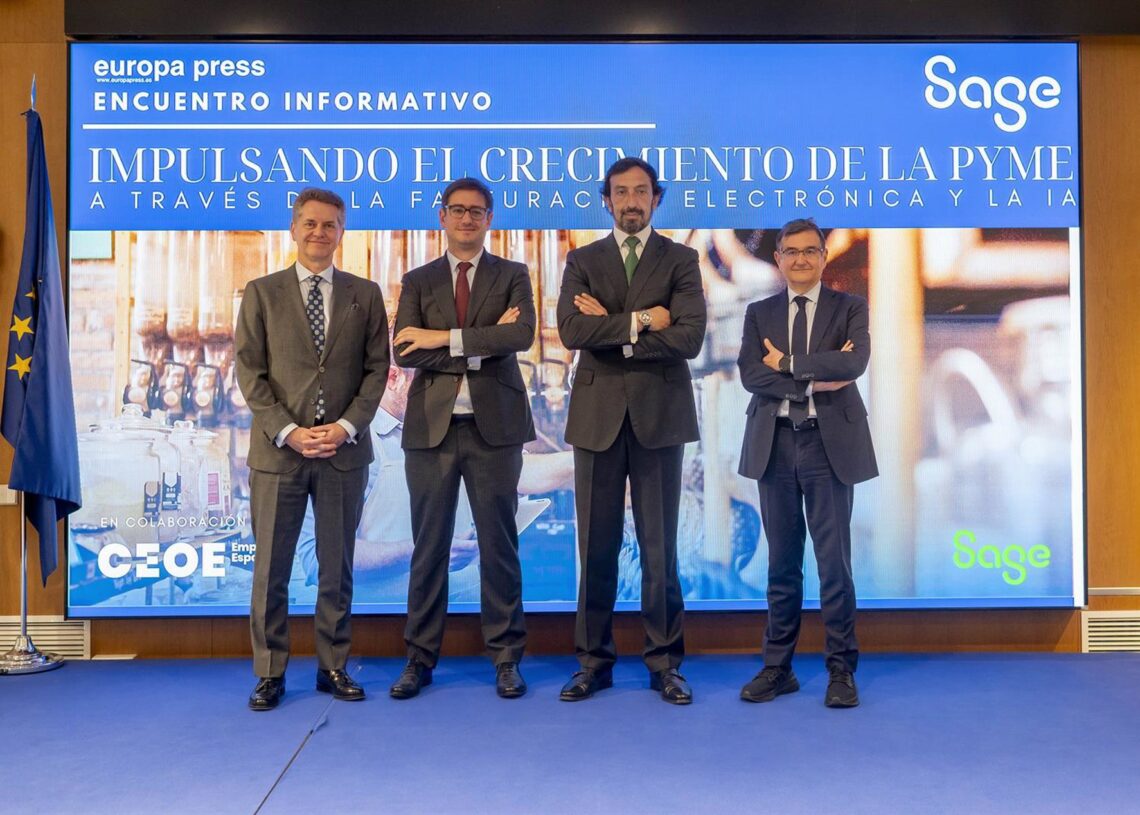 El director de Digitalización de la CEOE, César Maurín, el Director General de Política Económica del Ministerio de Economía, Javier Muñoz Moldes, el presidente de AMETIC, Francisco Hortigüela Martos y el director general de Sage Iberia, José Luis Martín.Alberto Ortega - Europa Press