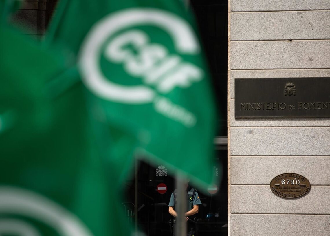 Archivo - Banderas de CSIF.Alejandro Martínez Vélez - Europa Press - Archivo