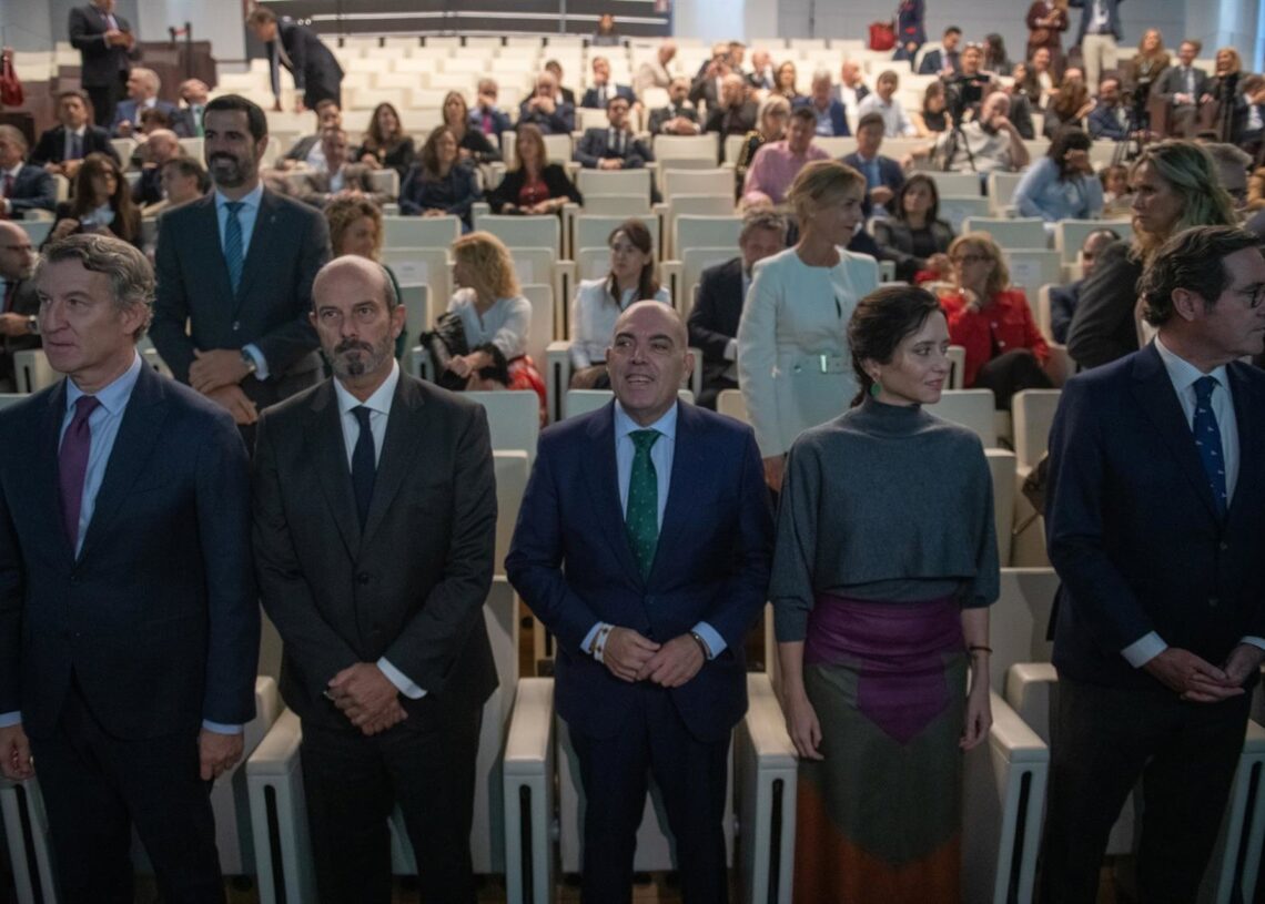 El presidente del PP, Alberto Núñez Feijóo; el presidente de ATA, Lorenzo Amor; la presidenta de la Comunidad de Madrid, Isabel Díaz Ayuso, y el presidente de la CEOE, Antonio Garamendi, durante la entrega de los premios.Fernando Sánchez - Europa Press