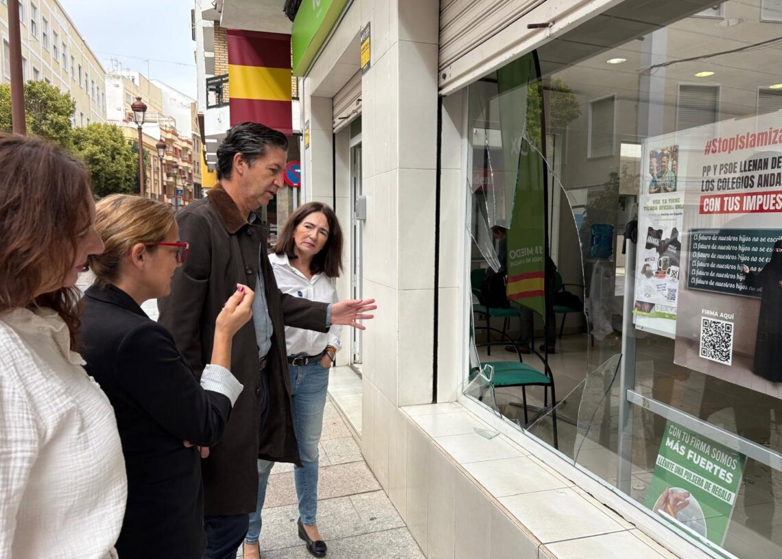 Miembros de Vox Huelva en la sede, con el crista roto.VOX HUELVA