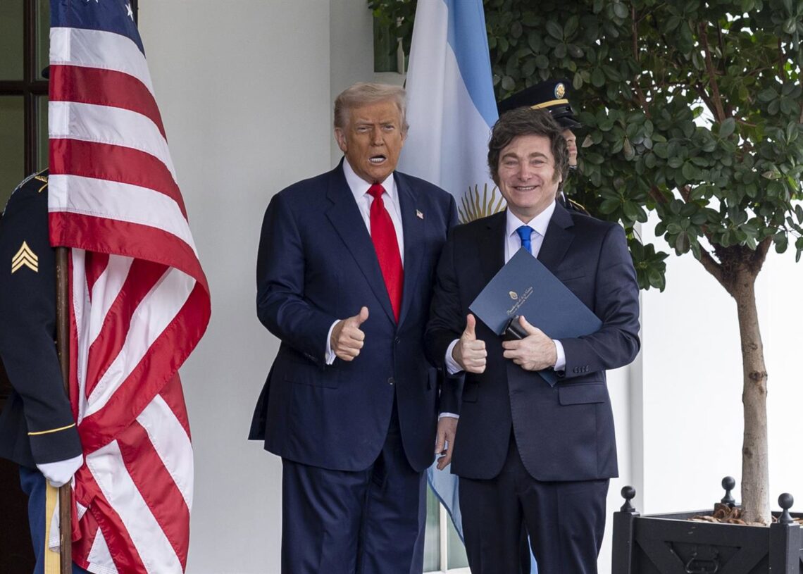 El presidente estadounidense, Donald Trump, junto a su homólogo argentino, Javier Milei.Mehmet Eser/ZUMA Press Wire/dpa