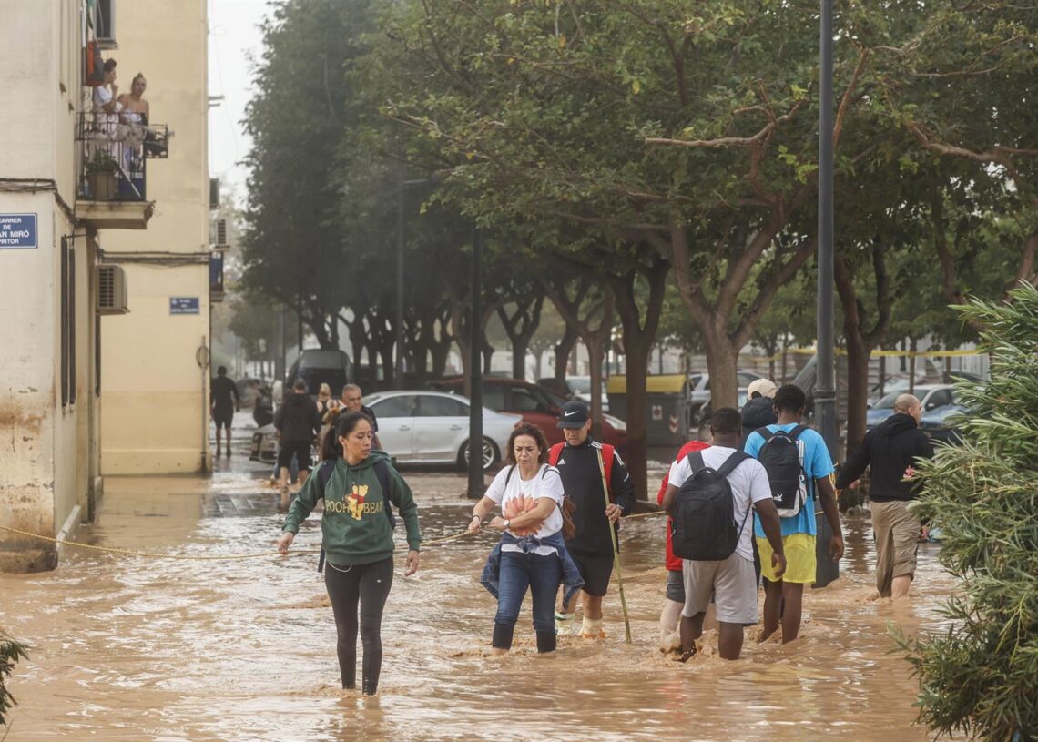 Archivo - Imagen de archivo de varias personas que recorren calles llenas de agua tras el paso de la dana por Valencia.Rober Solsona - Europa Press - Archivo