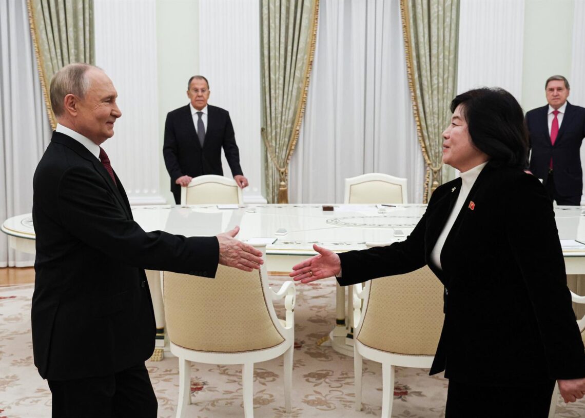 El presidente de Rusia, Vladimir Putin, recibe en el Kremlin a la ministra de Exteriores de Corea del Norte, Choe Son HuiEuropa Press/Contacto/Vyacheslav Prokofyev