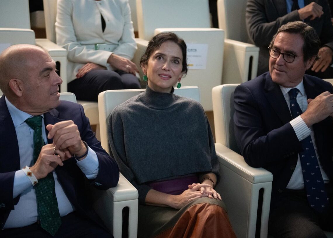 (I-D) El presidente de ATA, Lorenzo Amor; la presidenta de la Comunidad de Madrid, Isabel Díaz Ayuso, y el presidente de la CEOE, Antonio Garamendi, durante la gala de los XXIV Premios Autónomo del Año, en el Auditorio Santander, a 27 de octubre de 2025, Fernando Sánchez - Europa Press