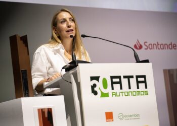 La presidenta de la Junta de Extremadura, María Guardiola, interviene durante la gala de los XXIV Premios Autónomo del Año, en el Auditorio Santander, a 27 de octubre de 2025, en Madrid (España). Fernando Sánchez - Europa Press