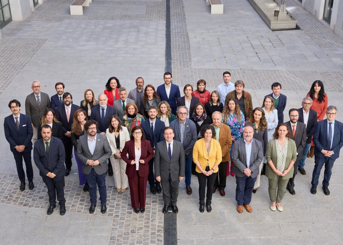 El ministro de Asuntos Exteriores, Unión Europea y Cooperación, José Manuel Albares, con los integrantes del Consejo Superior de Cooperación para el Desarrollo SostenibleMINISTERIO DE ASUNTOS EXTERIORES