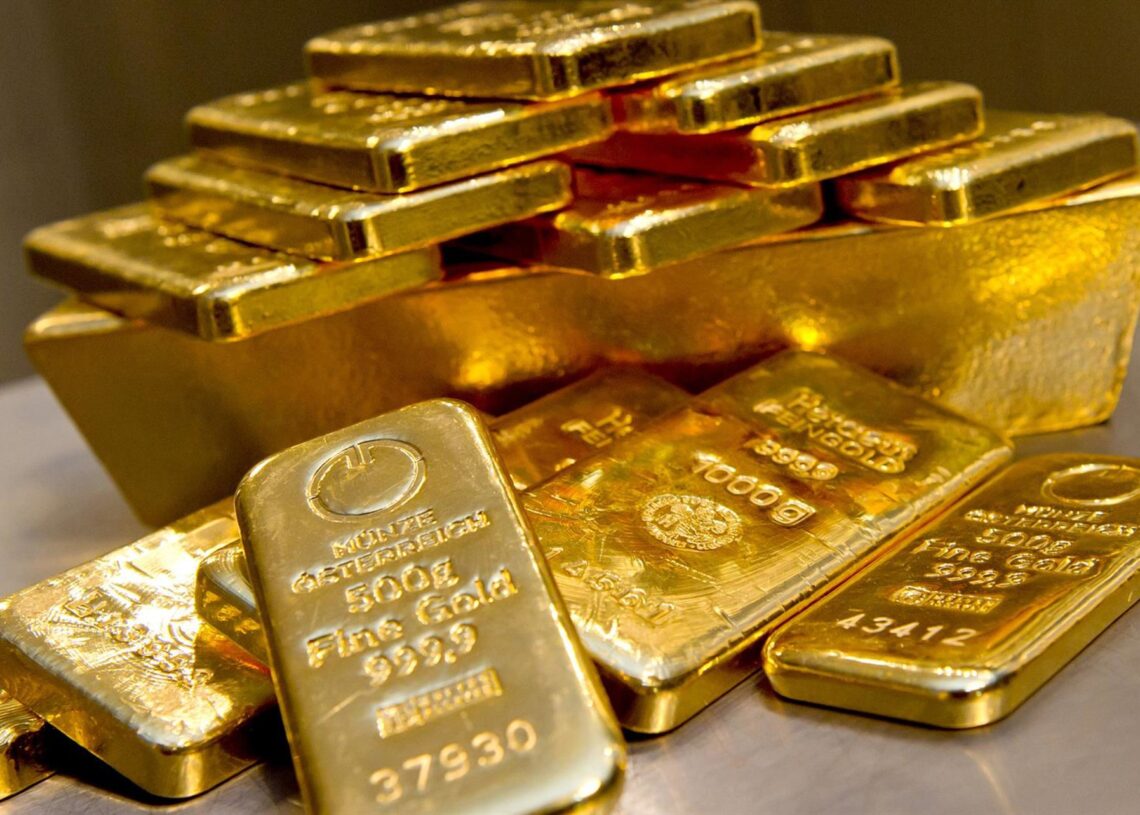 Archivo - FILED - 30 May 2012, Bavaria, Munich: Gold bars of different sizes lie in a vault in Bavaria. Photo: Sven Hoppe/dpaSven Hoppe/dpa - Archivo