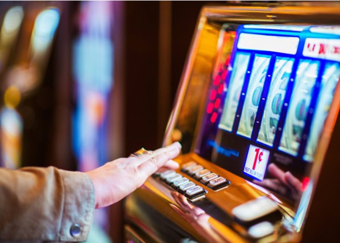 Imagen de una persona jugando a una máquina de juegos de azar.FEJAR