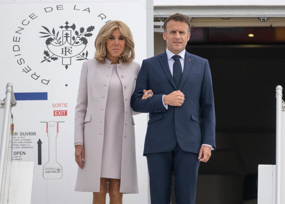 Archivo - Imagen de archivo de la primera dama francesa, Brigitte Macron, junto a su madido y presidente de Francia, Emmanuel Macron. Christophe Gateau/dpa - Archivo