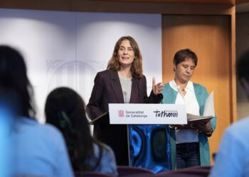 La presidenta de los Comuns en el Parlament, Jéssica Albiach (i), durante una rueda de prensa tras una reunión en materia de vivienda, en el Conselleria de Territori, a 27 de octubre de 2025, en Barcelona, Catalunya (España).David Zorrakino - Europa Press