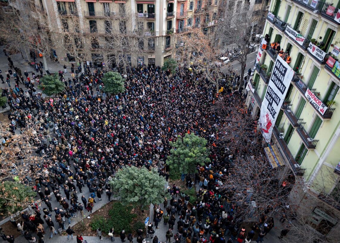 Archivo - Miles de personas durante una concentración contra un desalojo, en una imagen de archivoLorena Sopêna - Europa Press - Archivo