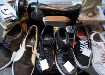 Archivo - Calzado de segunda mano en la tienda de ropa y complementos Alphaville, en el Rastro, a 22 de abril de 2022, en Madrid (España). Fernando Sánchez - Europa Press - Archivo