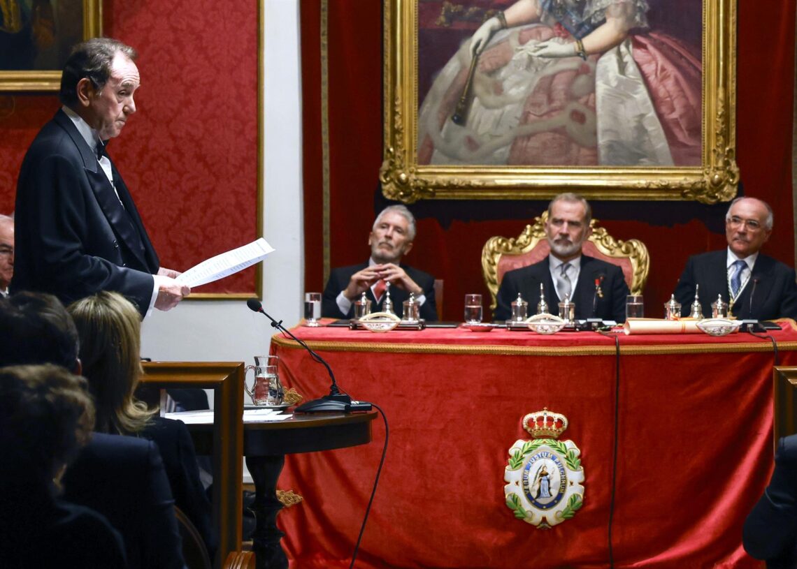 El exjefe de la Casa de Su Majestad el Rey, Jaime Alfonsín (i), interviene durante su ingreso como académico de número, en la Real Academia de Ciencias Morales y PolíticasEFE/ J.J Guillén/POOL