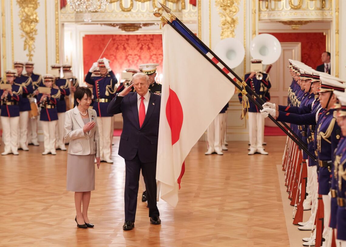El presidente de Estados Unidos, Donald Trump, acompañado por la primera ministra japonesa, Sanae Takaichi, pasa revista a la guardia de honor durante una ceremonia de bienvenida en la Casa de Huéspedes de Estado de Akasaka, en Tokio, JapónEuropa Press/Contacto/POOL