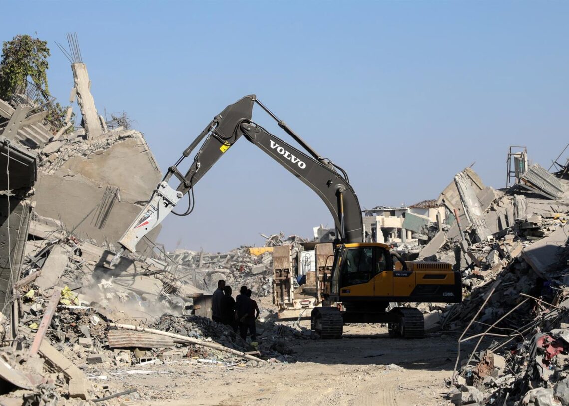 Una excavadora enviada por Egipto trabaja en labores de búsqueda y rescate en la ciudad de Gaza, en el norte de la Franja de Gaza, tras el alto el fuego entre Israel y Hamás (archivo)Europa Press/Contacto/Rizek Abdeljawad
