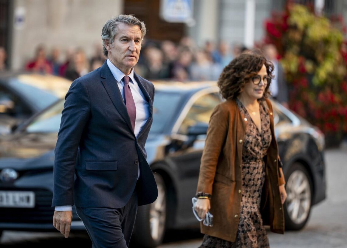 El presidente del Partido Popular, Alberto Núñez Feijóo, a su llegada al ingreso del ex jefe de la Casa de Su Majestad el Rey Jaime Alfonsín Alfonso como académico de número, en la Real Academia de Ciencias Morales y Políticas, a 27 de octubre de 2025, enA. Pérez Meca - Europa Press